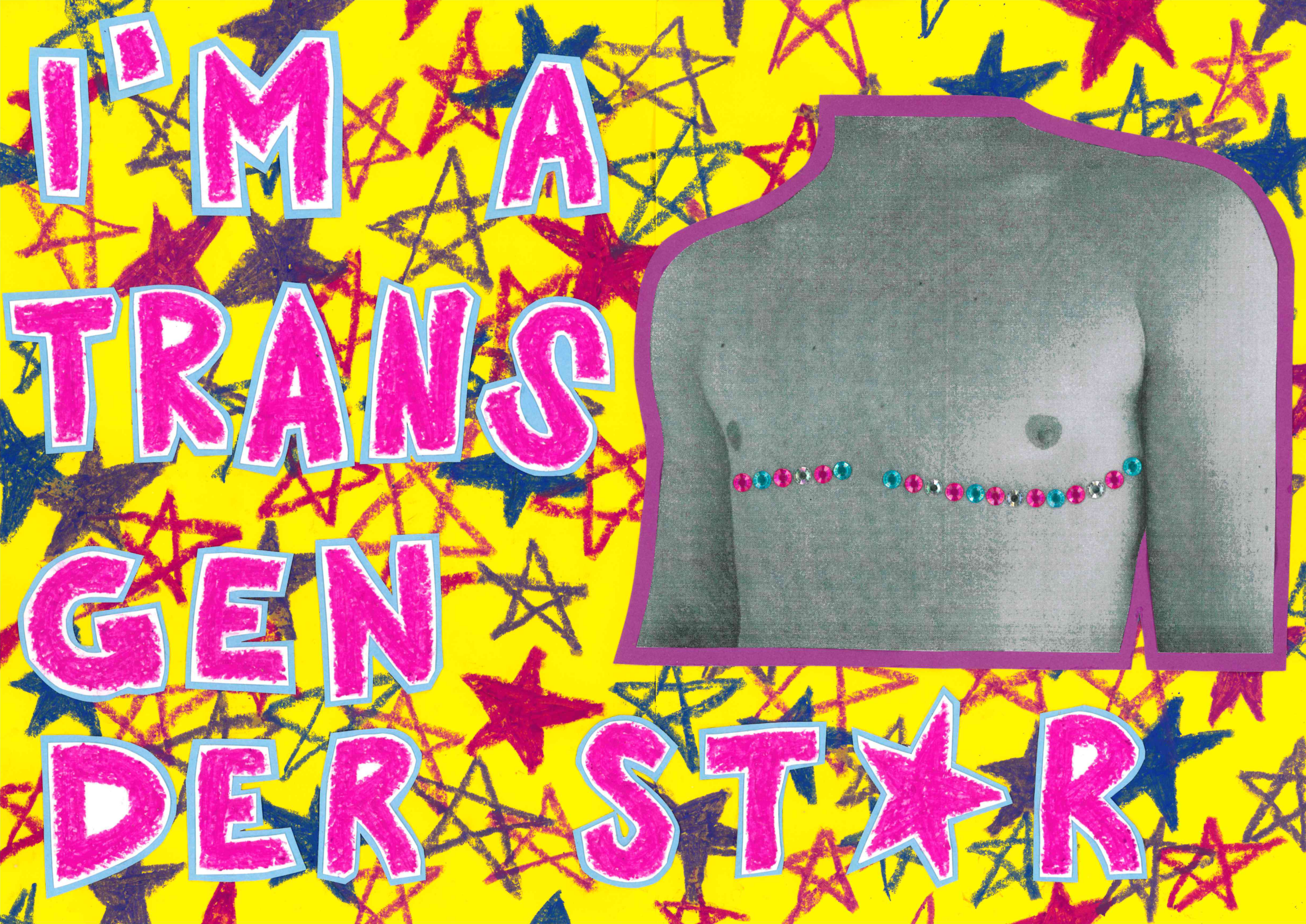 Auf dieser Doppelseite wird mit vielen Farben und Elementen gespielt. Besonders auffällig ist der Schriftzug „I’m a transgender star“, der links angeordnet ist. Auf Deutsch bedeutet der Schriftzug: „Ich bin ein transgender Stern/Sternchen“. Außerdem fällt auch ein Foto eines schwarz-weißen Oberkörpers auf, der rechts im Bild zu sehen ist. Der Hintergrund dieser Doppelseite ist gelb. Mit Ölpastellkreide sind darauf viele Sterne in einem krakeligen Stil gemalt. Teilweise sind die Sterne ausgemalt, jedoch nicht alle. Die Sterne sind blau, einem helleren und einem dunkleren lila. Teilweise berühren oder überlappen sich die Sterne. So entsteht eine spielerische, unperfekte Wirkung. Der Oberkörper rechts im Bild klebt über dem Hintergrund mit den Sternen und ist ein schwarz-weißes Foto von Mios weißem, schlanken Oberkörper. Mios Kopf ist abgeschnitten, das Foto endet oberhalb von deren Bauchnabel. Auf Mios Mastektomienarben kleben Glitzersteinchen, die die Form der Narben nachzeichnen. Die Steinchen haben die Farben der trans* Flagge, das heißt sie sind blau, pink und weiß. Die weißen Steine glitzern allerdings eher silbern. Rund um das Foto von Mios Oberkörper ist ein lila Rahmen, sodass der Oberkörper besonders hervorgehoben wird. Links und unterhalb des Fotos ist der Schriftzug zu sehen. Die Schrift ist ebenfalls mit Ölpastellkreide geschrieben und hat pinke Farbe. Die Buchstaben wurden auf weißes Papier gemalt, mit etwas Rand ausgeschnitten und auf hellblaues Papier geklebt, sodass sich rund um die pinken Buchstaben ein weißer und ein hellblauer Rahmen bildet. Das A im Wort „Star“ wurde durch einen Stern ersetzt, der in seiner Form ein wenig an ein A erinnert. Auch hier wird wieder der spielerische Charakter der Doppelseite und des Überthemas aufgegriffen.
