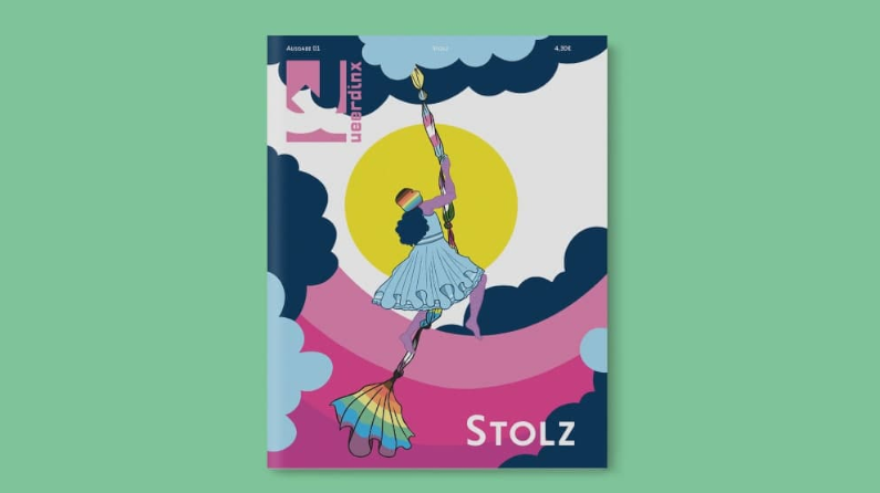 Auf grünem Hintergrund ist das Cover der Ausgabe Stolz zu sehen. In einer blau-dunkelblauen Wolkenlandschaft mit pinken Bodenelementen schwingt sich eine Person vor einer gelben Sonne an einem aus Pride-Flaggen zusammengeknüpften Seil in die Höhe. Die Person hat helllila Haut und trägt ein blaues Rüschenkleid sowie eine Regenbogen-Balaklava. Sie klettert an dem Seil in die Höhe. Links oben ist das Logo von Queerdinx eingebettet und rechts steht “STOLZ” in Großbuchstaben.
