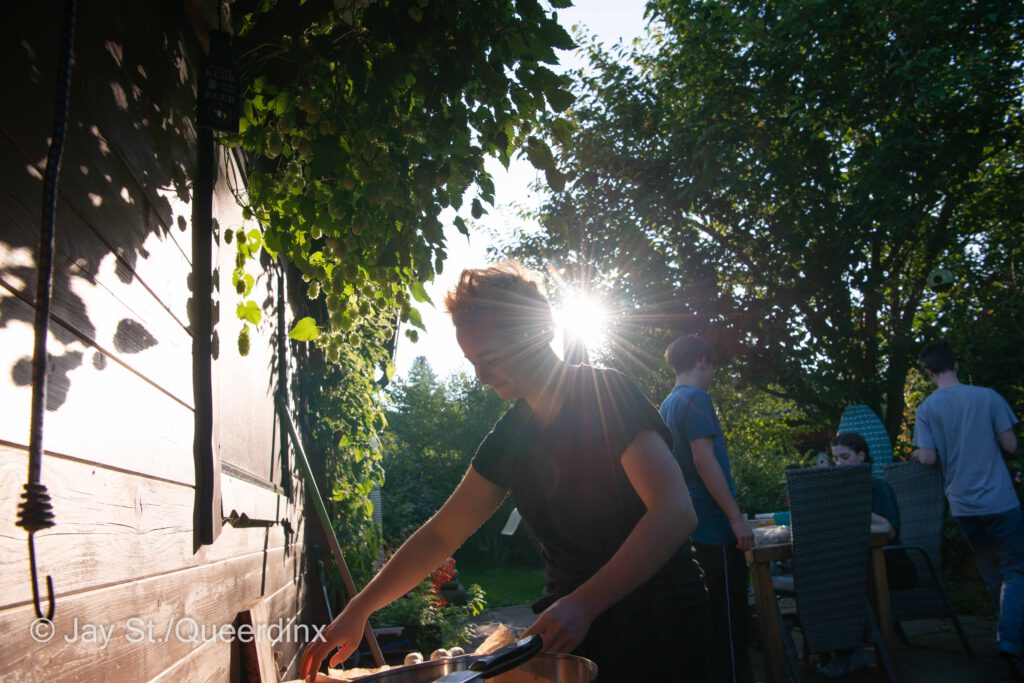 Jona bei der Zubereitung des Challah, hinter ihm scheint die Sonne durch die Bäume. 