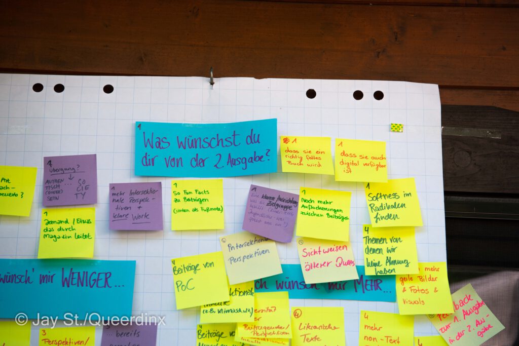 Auf Post-Its stehen unsere Wünsche für die zweite Ausgabe. Zum Beispiel: mehr intersektionale Perspektiven oder auch Feedback für die Ausgabe. 