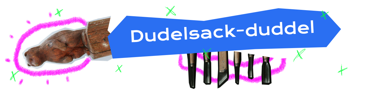 Dekoratives Element im Stil einer Collage - Die Zwischenüberschrift “Dudelsack-duddel” steht weiß vor einer unregelmäßigen, kantigen, blauen Hinterlegung. Die Hinterlegung erinnert an ein händisch ausgeschnittenes Stück Papier. Hinter der blauen Hinterlegung ist eine weitere Ebene einer weißen Form zu erkennen, sodass es wirkt als wären zwei ungleiche Papierauschnitte über einander gelegt. Links im Hintergrund ist eine geschnitze Holzskulptur eines friedlich wirkenden Bären abgebildet. Es handelt sich um einen formgenauen Ausschnitt einer Fotografie, der um 90 Grad gedrht wurde, sodass die Skulpturnicht in die Höhe ragt sondern zum linken Rand des Bildes. Um den Bären wurde mit einem digitalen Zeichen-Tool ein pinker Rahmen und kurze abgehende Linien gezeichnet. Es wirkt als würde der Bär strahlen. Ungefähr mittig unter dem Schriftzug der Zwischenüberschrift sind 6 verschiedene Linolschnittwerkzeuge abgebildet. Es handelt sich um jeweils einen formgenauen Ausschnitt einer Fotografie eines Werkzeuges. Zeichnerisch wurden die Ausschnitte mit einander und der Überschrift mittels zwei gezeichneten welligen pinken Bögen im Hintergrund verbunden. Dadurch haben auch die Linolschnittwerkzeuge einen strahlenden Charakter. Über die gesamte Breite wurden vereinzelt mit einem digitalen Zeichen-Tool kleine hell-grüne Kreuze gemalt.