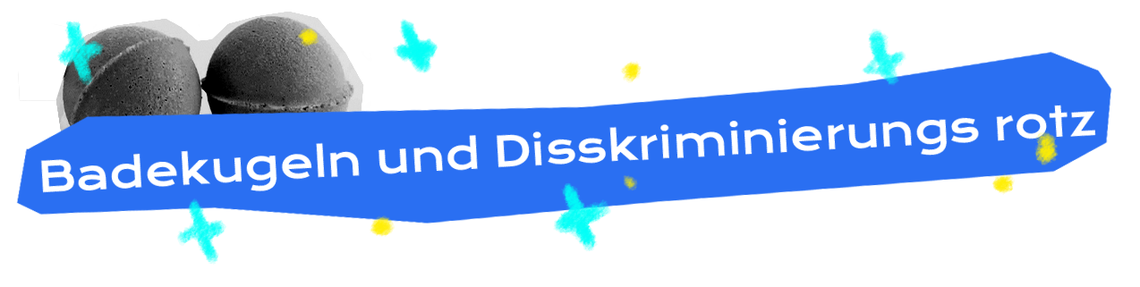 Dekoratives Element im Stil einer Collage - Die Zwischenüberschrift “Badekugeln und Diskriminierungs rotz” steht weiß vor einer unregelmäßigen, kantigen, blauen Hinterlegung. Die Hinterlegung erinnert an ein händisch ausgeschnittenes Stück Papier. Hinter der blauen Hinterlegung ist eine weitere Ebene einer weißen Form zu erkennen, sodass es wirkt als wären zwei ungleiche Papierauschnitte über einander gelegt. Links im Hintergrund sind zwei dunkelgraue Badekugeln abgebildet. Es handelt sich um einen formgenauen Ausschnitt einer Fotografie. Über die gesamte Breite wurden vereinzelt mit einem digitalen Zeichen-Tool kleine türkise, vierzackige Sterne und gelbe Punkte gemalt.