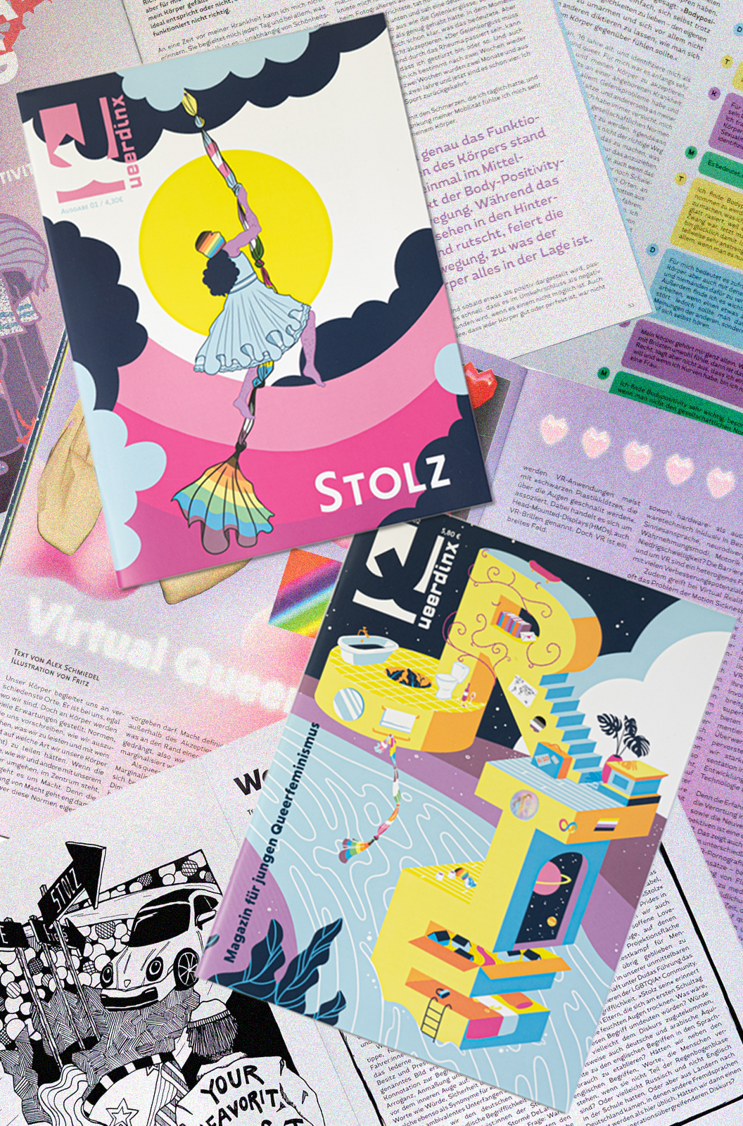 Eine digitale Collage zeigt die zwei Printausgaben von Queerdinx, die auf mehreren geöffneten Seiten des Magazins liegen. Oben liegt leicht schräg die Ausgabe Stolz, auf der eine Person illustriert ist, die mit einer Regenbogenmaske an einer Kette aus Pride-Flaggen in den Himmel klettert. Auf dem zweiten Magazin, welches rechts unten schräg liegt, sieht man das Wort "Orte" in großen Buchstaben. Es sieht aus, als wären diese Buchstaben ein zusammenhängendes Haus, in dem verschiedene andere kleine Motive abgebildet sind.