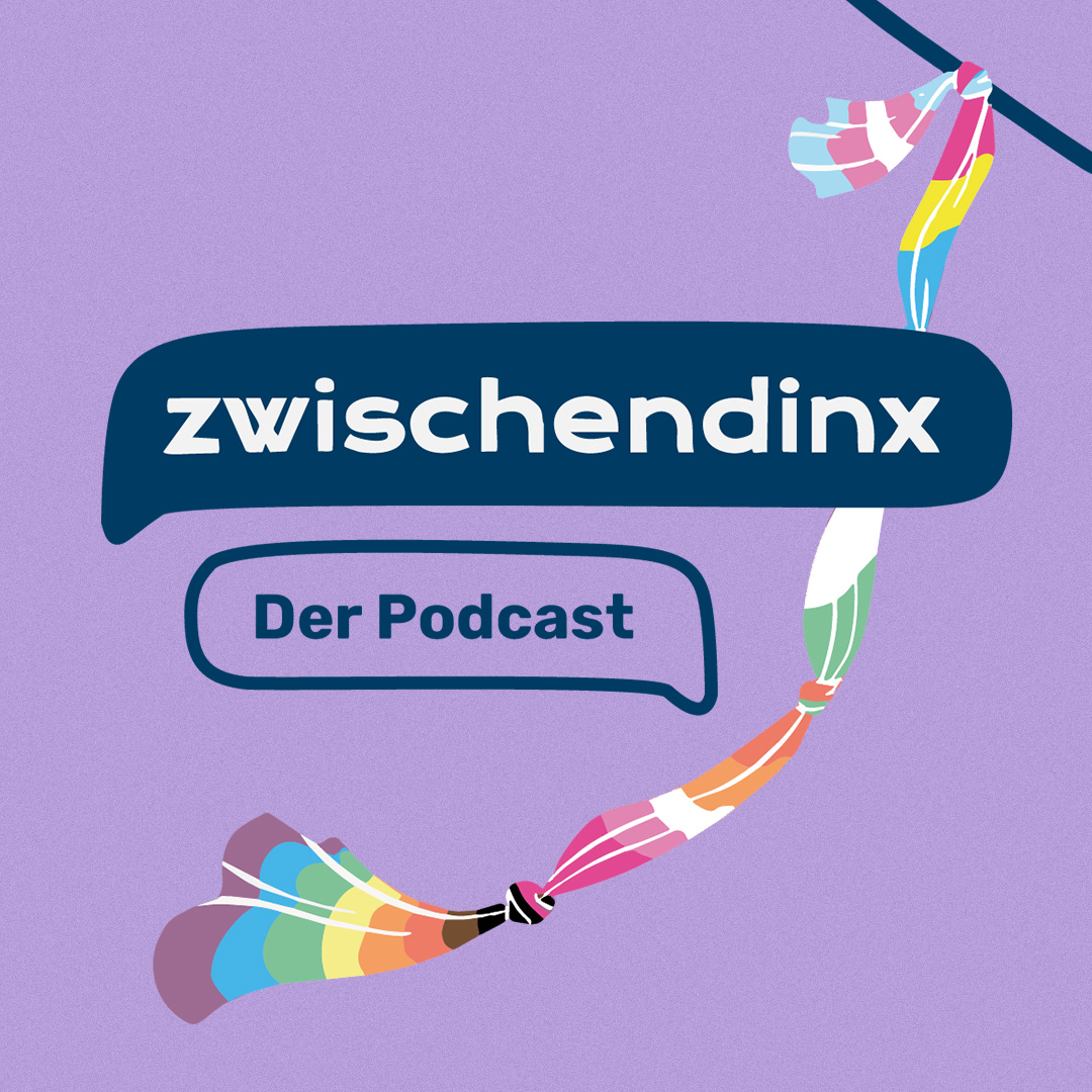 Zwei Sprechblasen sind in der Miete des Bildes auf lila Hintergrund. In der oberen, die dunkelblau ist, steht in weißer Schrift "zwischendinx". In der unteren, die dunkelblau umrandet und sonst transparent ist, steht "Der Podcast". Von der rechten oberen Ecke hängt im Hintergrund eine Kette mit aneinandergebundenen Pride-Flaggen verschiedener Farben.